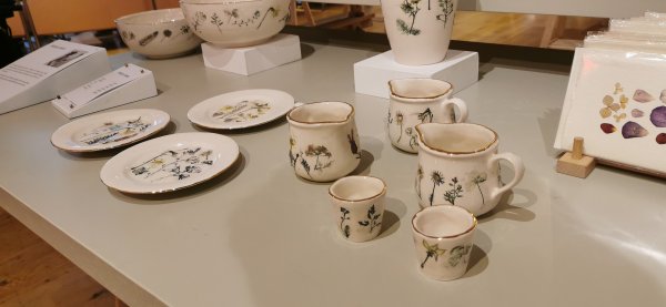 На третьем этаже ножи и посуда