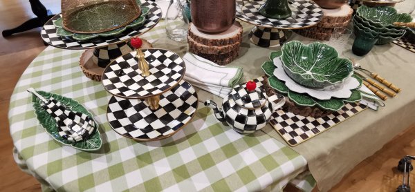 На третьем этаже ножи и посуда