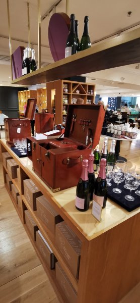 На третьем этаже ножи и посуда