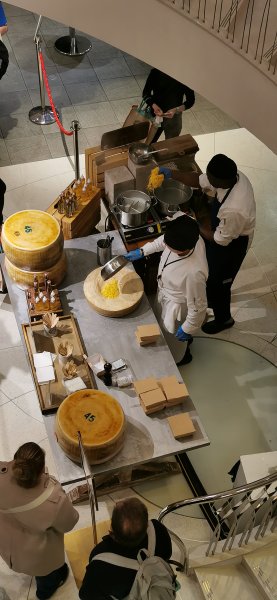 На минус первом кормят пастой, вываливая ее в половину пармезана