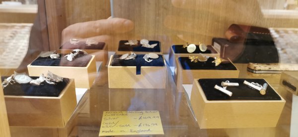 Рыболовный магазин на Пикадилли - запонки