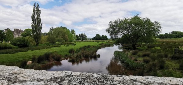 Канал или река у замка