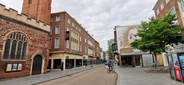 Эксетер одна из центральных улиц, справа место бомжиков