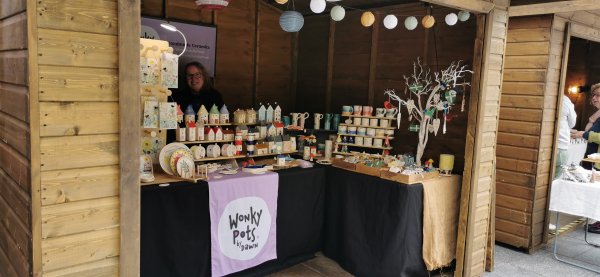 Чашками торгуют на ярмарке