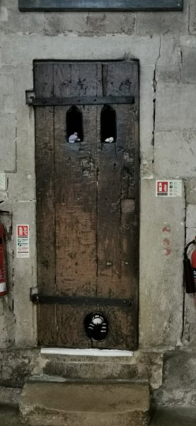 Старинная дверь с дыркой для котика внизу