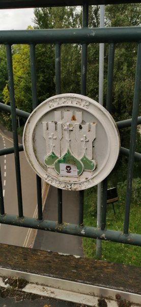 На мосту знак от города Ярославля