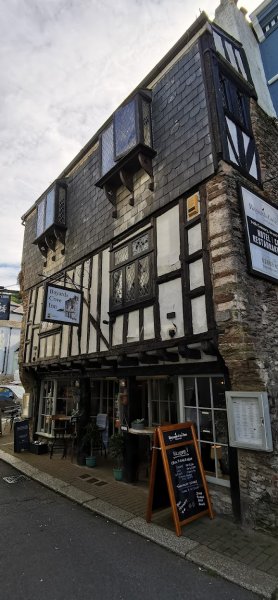 Старинный дом, как и большинство там