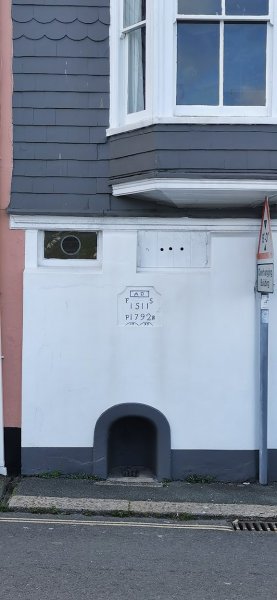 Старинный дом, как и большинство там