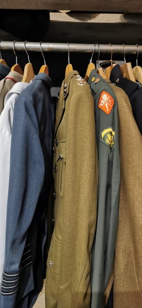 В магазине секонд-хенда