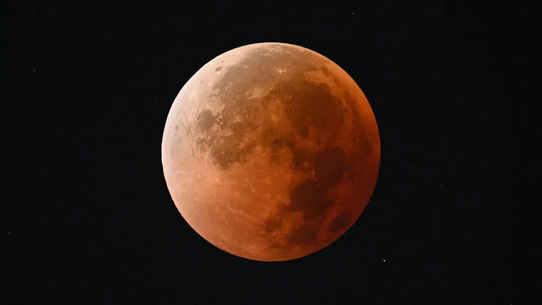 лучшие-снимки-второго-полного-лунного-затмения-2025-г-в-v0-1g6xe14swwnf1.webp